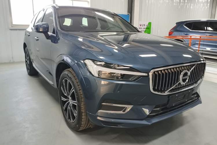 Used Volvo XC60 2021 T5 4x4 Smart Luxury Edition Front Right 45 Deg