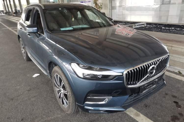 Used Volvo XC60 2021 T5 4x4 Smart Luxury Edition Front Right 45 Deg