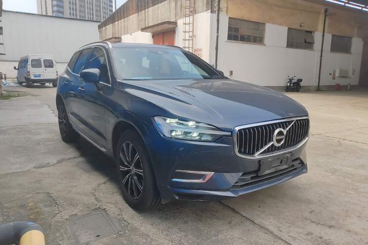 Used Volvo XC60 2021 T5 4x4 Smart Luxury Edition Front Right 45 Deg