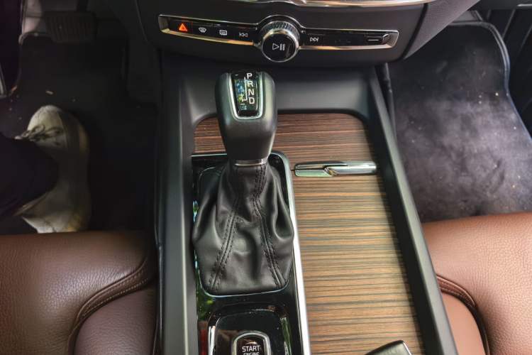 Used Volvo XC60 2021 T5 4x4 Smart Luxury Edition Gear Lever