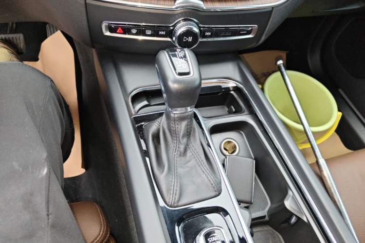 Used Volvo XC60 2021 T5 4x4 Smart Luxury Edition Gear Lever