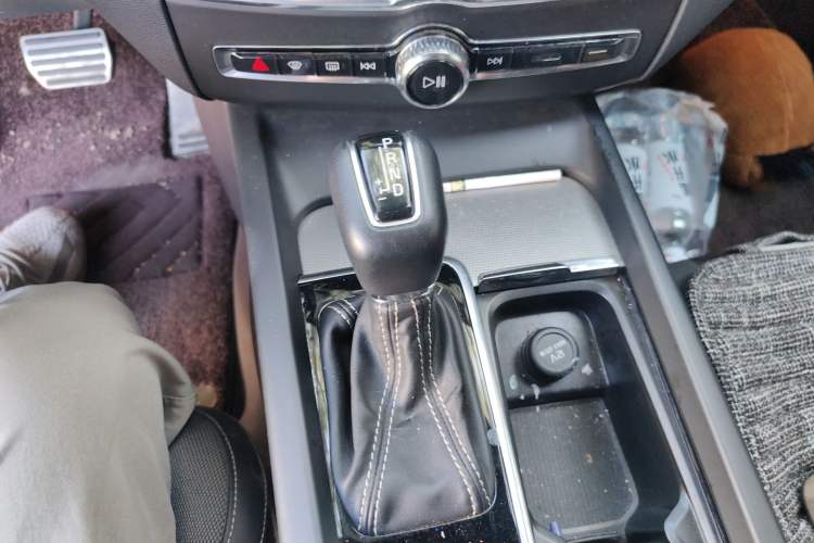 Used Volvo XC60 2021 T5 4x4 Smart & Advanced Sport Edition Gear Lever