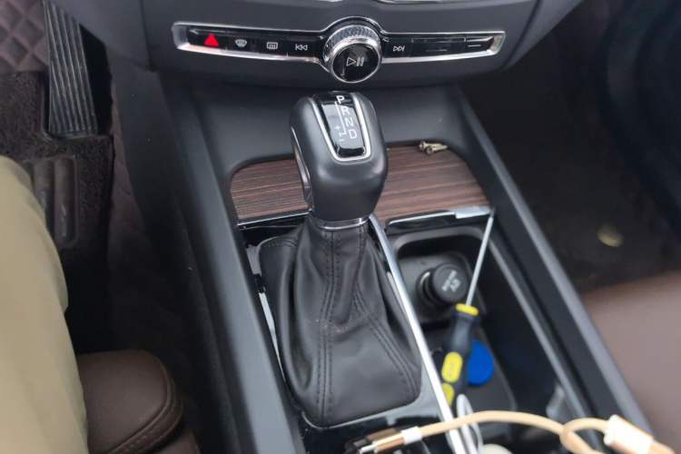 Used Volvo XC60 2021 T5 4x4 Smart Luxury Edition Gear Lever