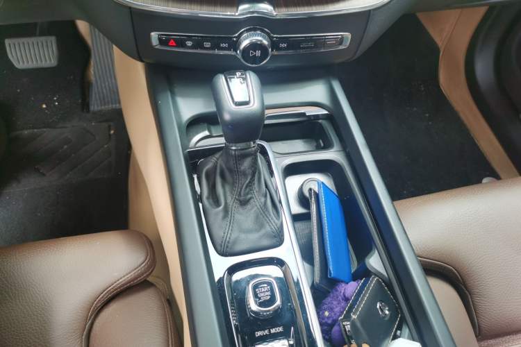 Used Volvo XC60 2021 T5 4x4 Smart Luxury Edition Gear Lever