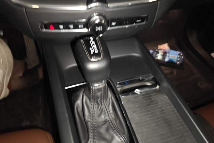 Used Volvo XC60 2021 T5 4x4 Smart Luxury Edition Gear Lever