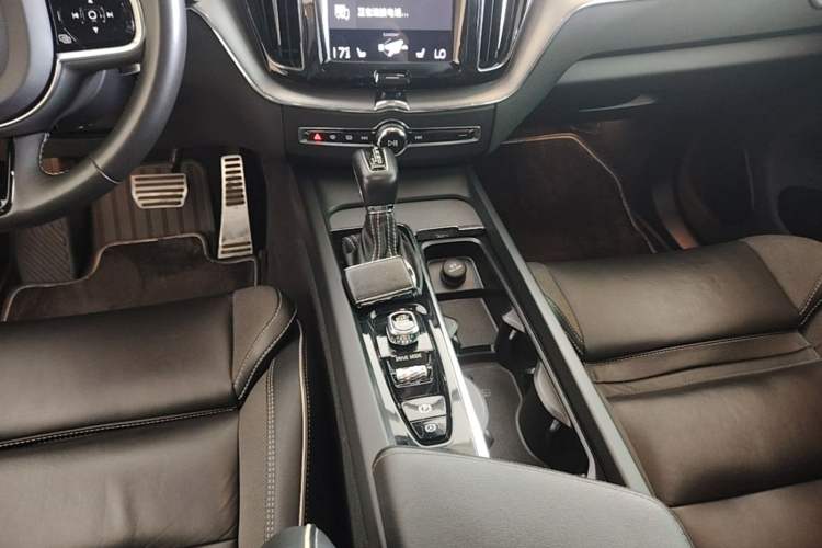 Used Volvo XC60 2021 T5 4x4 Smart & Advanced Sport Edition Gear Lever
