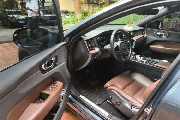 Used Volvo XC60 2021 T5 4x4 Smart Luxury Edition Interior 3