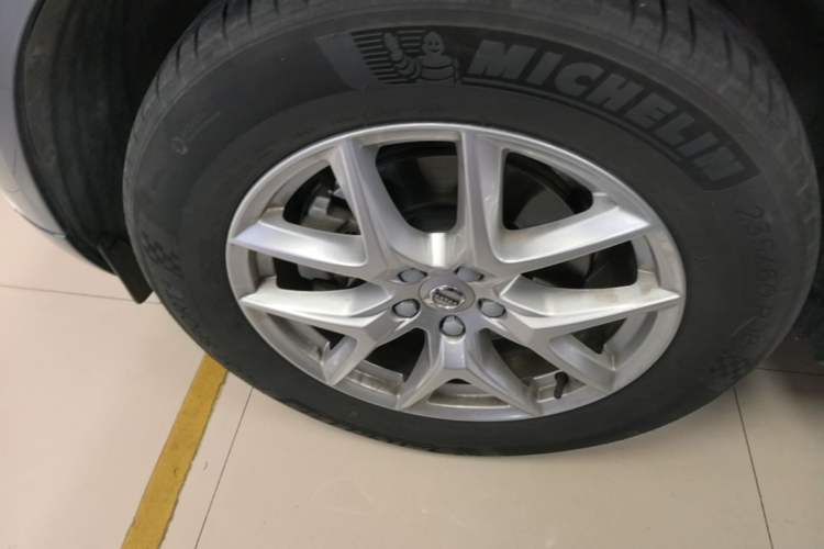 Used Volvo XC60 2021 T5 4x4 Smart Luxury Edition Left Front Wheel Hub