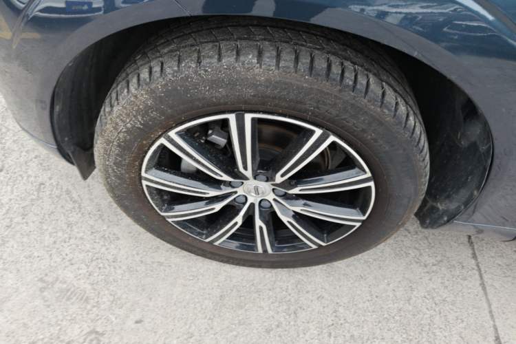 Used Volvo XC60 2021 T5 4x4 Smart Luxury Edition Left Front Wheel Hub
