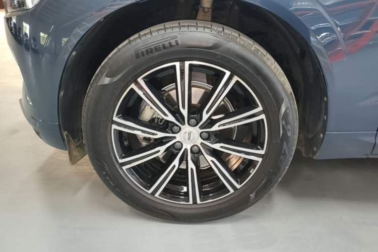 Used Volvo XC60 2021 T5 4x4 Smart Luxury Edition Left Front Wheel Hub