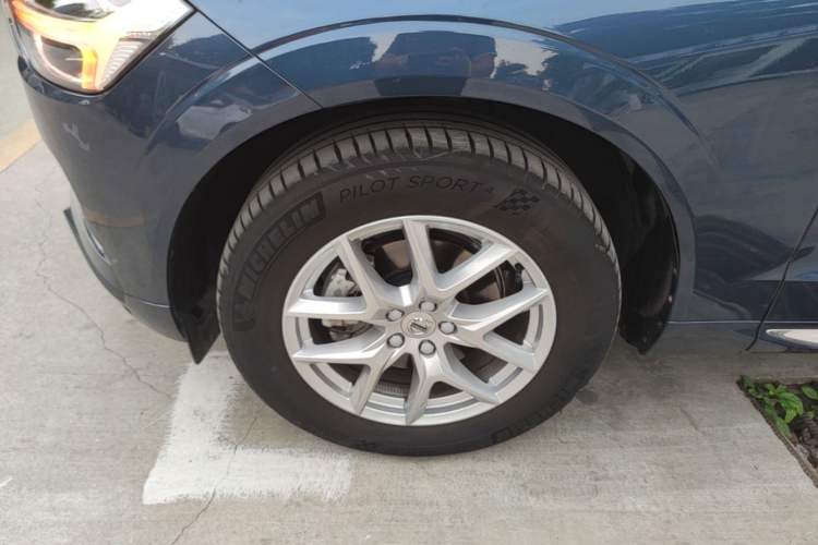 Used Volvo XC60 2021 T5 4x4 Smart Luxury Edition Left Front Wheel Hub