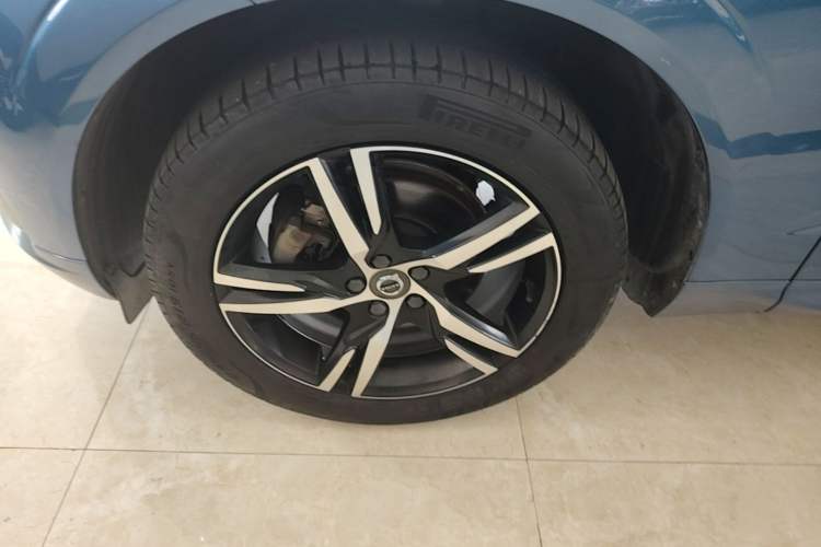 Used Volvo XC60 2021 T5 4x4 Smart & Advanced Sport Edition Left Front Wheel Hub