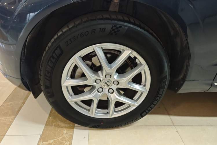 Used Volvo XC60 2021 T5 4x4 Smart Luxury Edition Left Front Wheel Hub