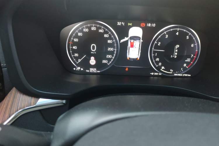 Used Volvo XC60 2021 T5 4x4 Smart Luxury Edition Odometer Close Up