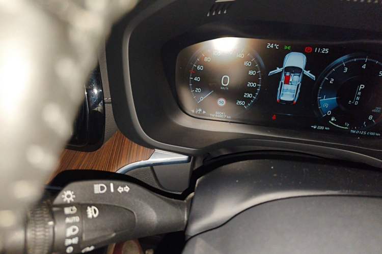 Used Volvo XC60 2021 T5 4x4 Smart Luxury Edition Odometer Close Up