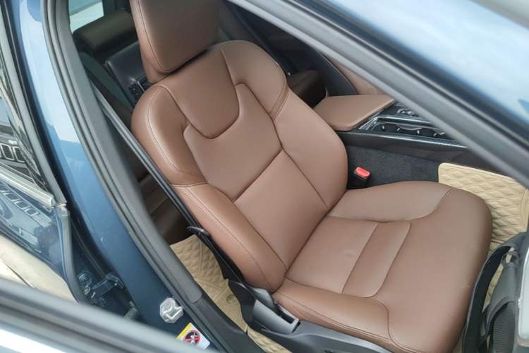 Used Volvo XC60 2021 T5 4x4 Smart Luxury Edition Right Front Seat