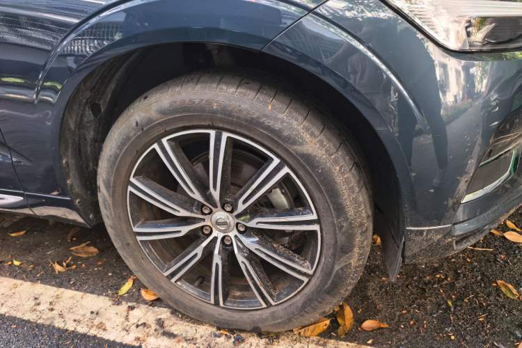 Used Volvo XC60 2021 T5 4x4 Smart Luxury Edition Right Front Wheel Hub