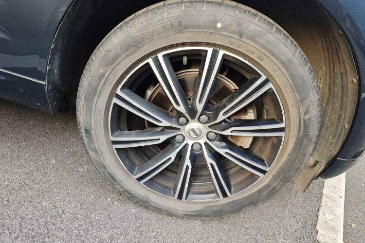 Used Volvo XC60 2021 T5 4x4 Smart Luxury Edition Right Front Wheel Hub