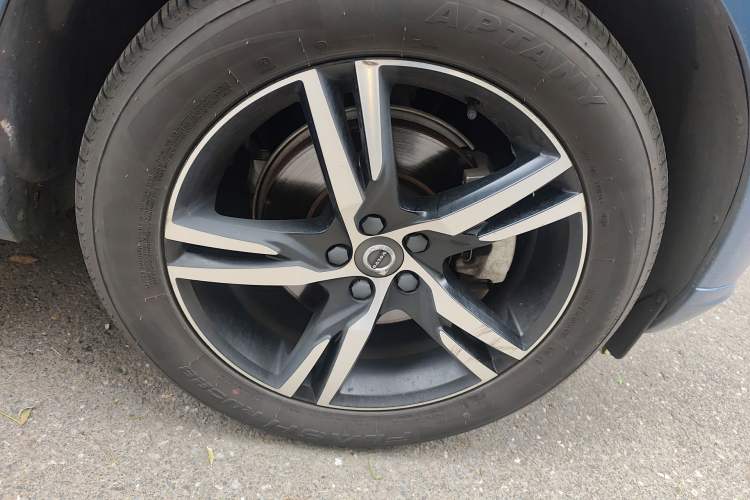 Used Volvo XC60 2021 T5 4x4 Zhiyi Sport Edition Right Front Wheel Hub