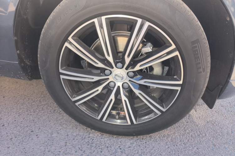 Used Volvo XC60 2021 T5 4x4 Smart Luxury Edition Right Front Wheel Hub