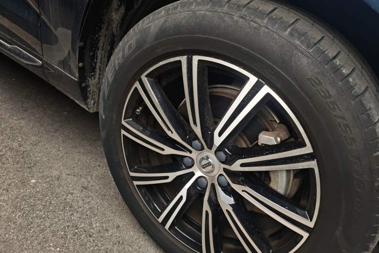 Used Volvo XC60 2021 T5 4x4 Smart Luxury Edition Right Front Wheel Hub