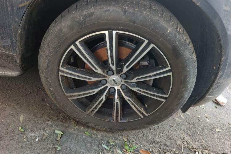 Used Volvo XC60 2021 T5 4x4 Smart Luxury Edition Right Front Wheel Hub