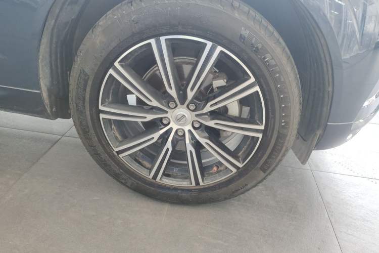 Used Volvo XC60 2021 T5 4x4 Smart Luxury Edition Right Front Wheel Hub