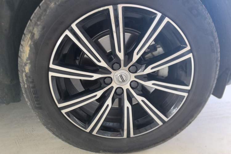 Used Volvo XC60 2021 T5 4x4 Smart Luxury Edition Right Front Wheel Hub