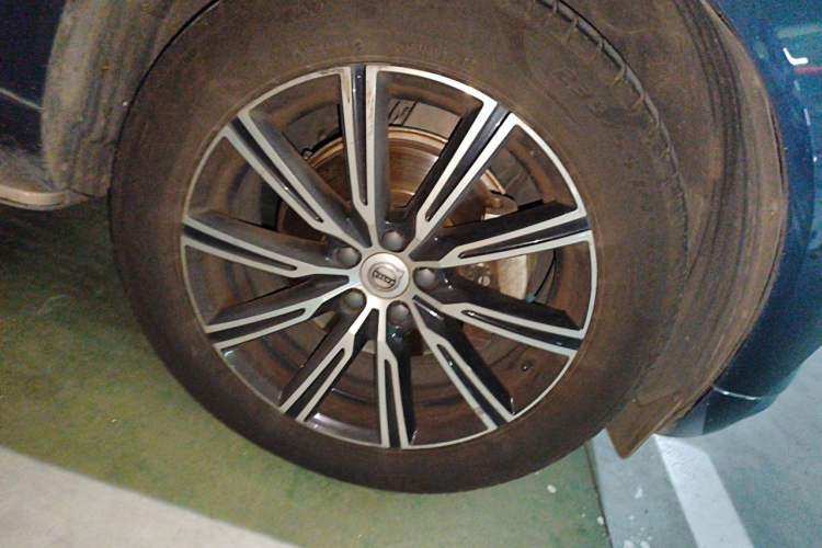 Used Volvo XC60 2021 T5 4x4 Smart Luxury Edition Right Front Wheel Hub