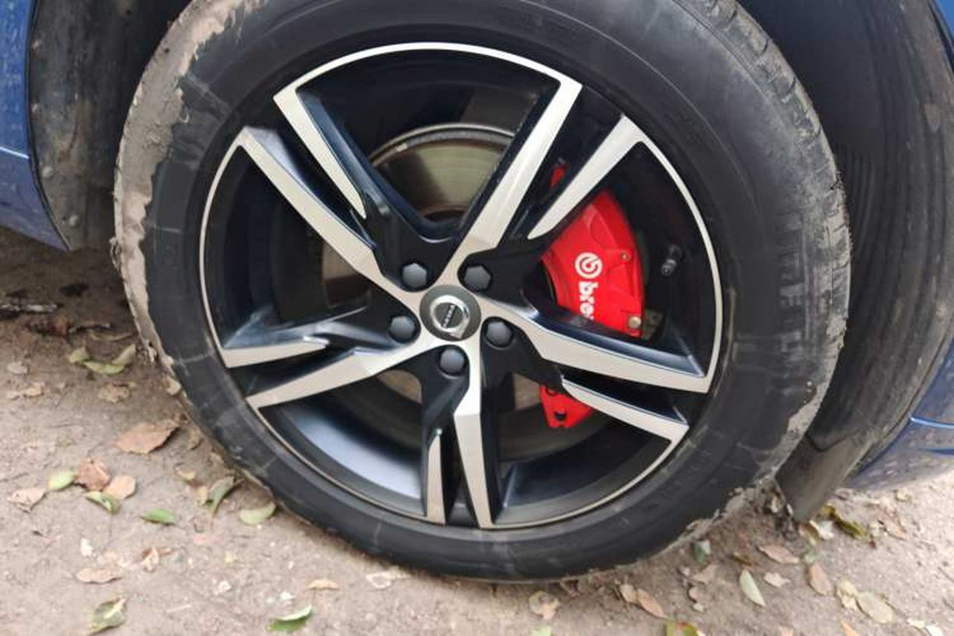 Used Volvo XC60 2021 T5 4x4 Smart & Advanced Sport Edition Right Front Wheel Hub