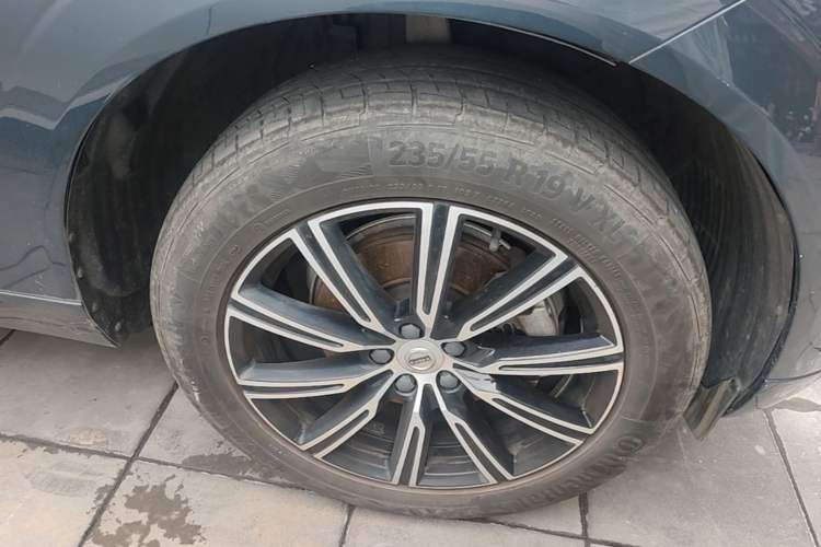 Used Volvo XC60 2021 T5 4x4 Smart Luxury Edition Right Front Wheel Hub
