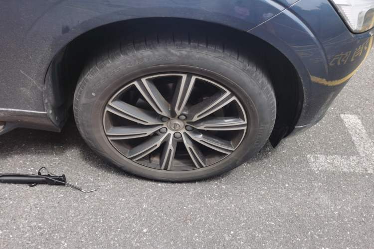 Used Volvo XC60 2021 T5 4x4 Smart Luxury Edition Right Front Wheel Hub