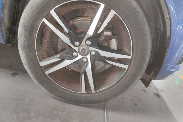 Used Volvo XC60 2021 T5 4x4 Smart & Advanced Sport Edition Right Front Wheel Hub