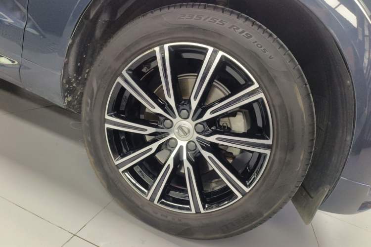 Used Volvo XC60 2021 T5 4x4 Smart Luxury Edition Right Front Wheel Hub