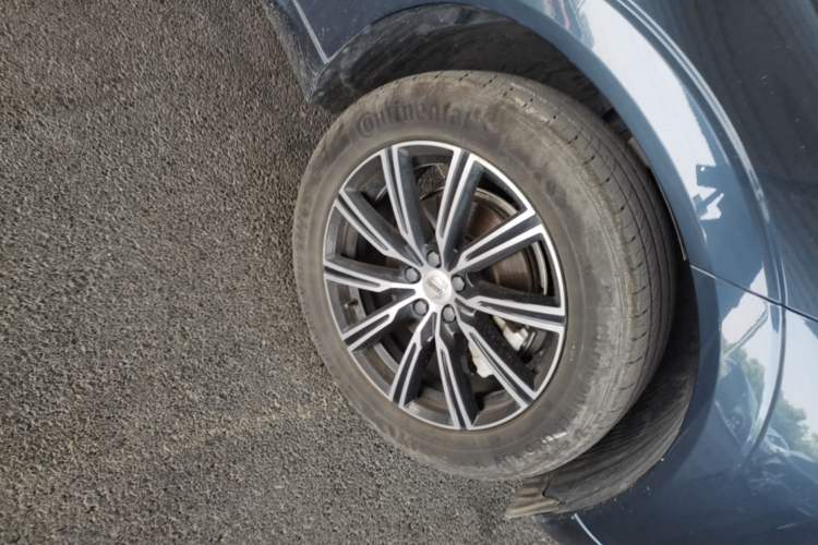 Used Volvo XC60 2021 T5 4x4 Smart Luxury Edition Right Front Wheel Hub