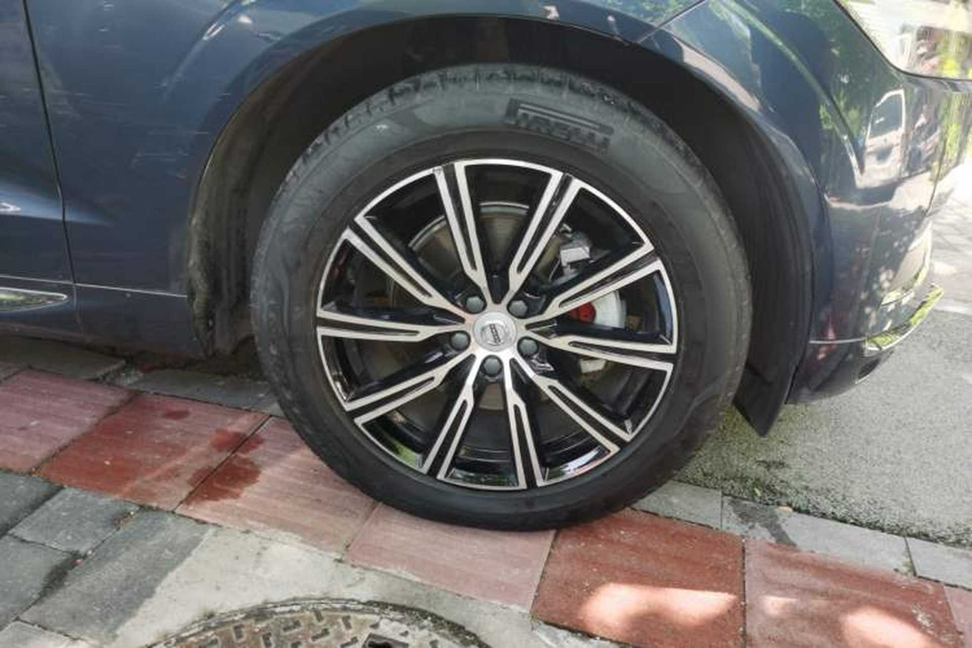 Used Volvo XC60 2021 T5 4x4 Smart Luxury Edition Right Front Wheel Hub