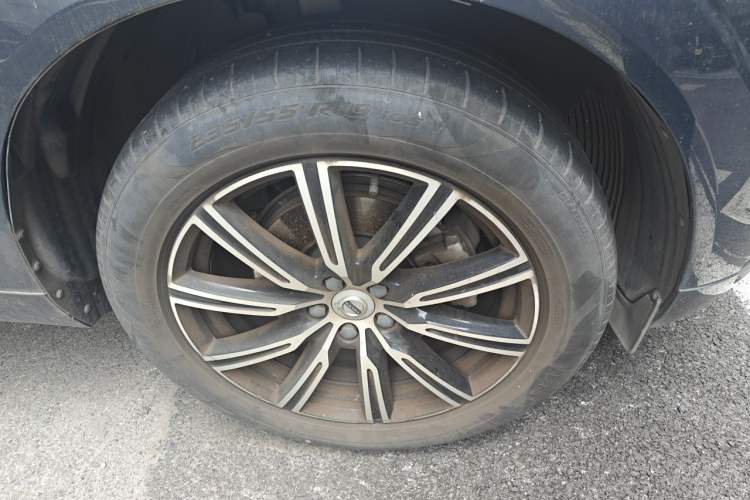 Used Volvo XC60 2021 T5 4x4 Smart Luxury Edition Right Front Wheel Hub