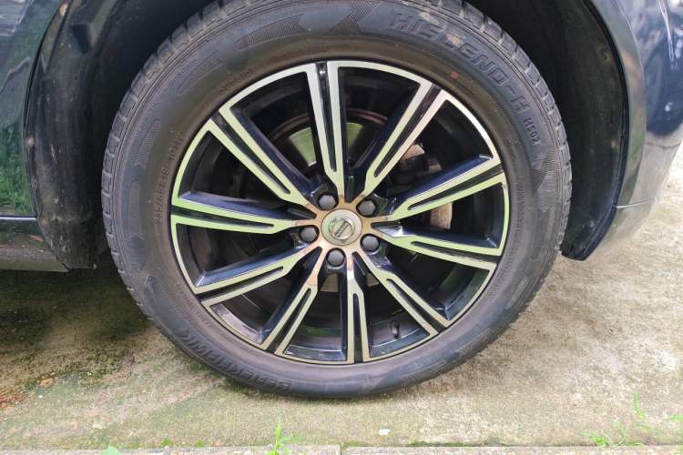 Used Volvo XC60 2021 T5 4x4 Smart Luxury Edition Right Front Wheel Hub