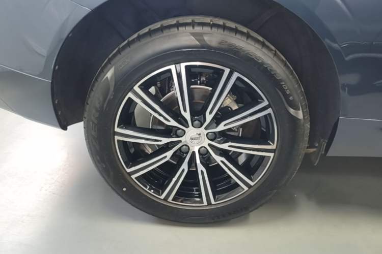 Used Volvo XC60 2021 T5 4x4 Smart Luxury Edition Right Rear Wheel Hub
