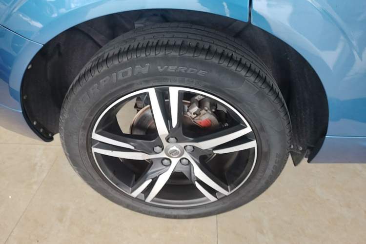 Used Volvo XC60 2021 T5 4x4 Smart & Advanced Sport Edition Right Rear Wheel Hub