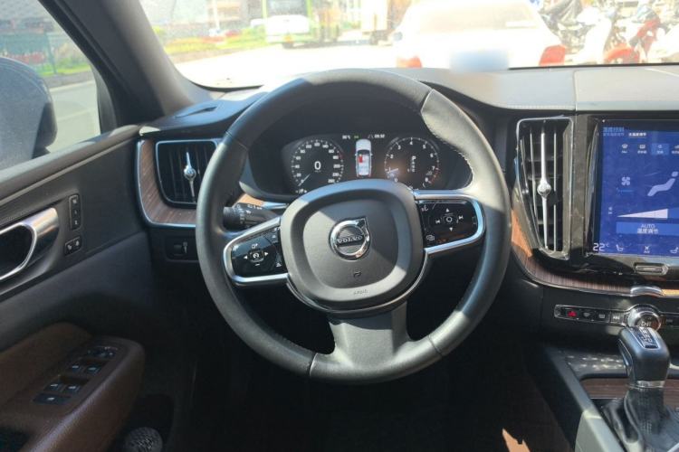 Used Volvo XC60 2021 T5 4x4 Smart Luxury Edition Steering Wheel