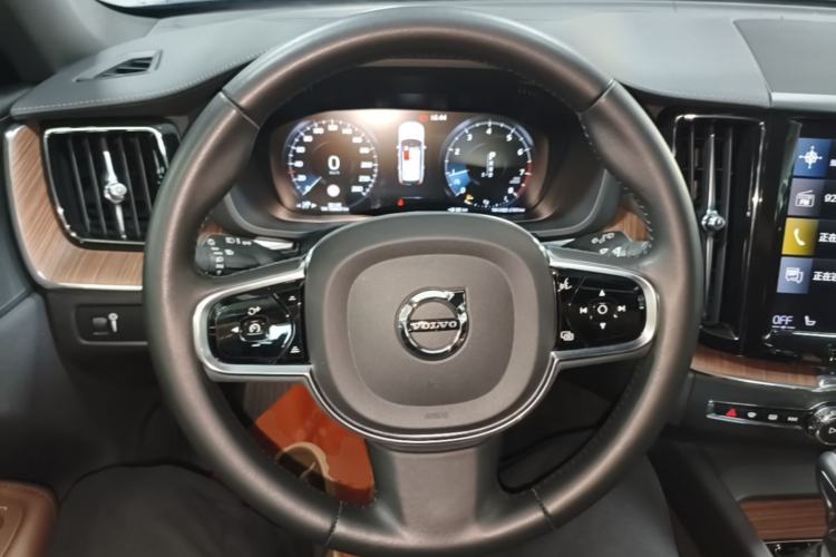 Used Volvo XC60 2021 T5 4x4 Smart Luxury Edition Steering Wheel