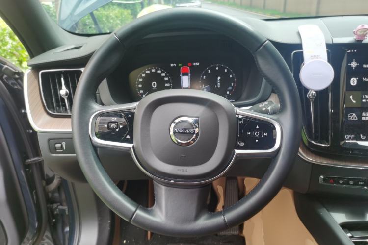 Used Volvo XC60 2021 T5 4x4 Smart Luxury Edition Steering Wheel