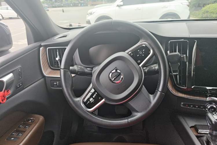 Used Volvo XC60 2021 T5 4x4 Smart Luxury Edition Steering Wheel