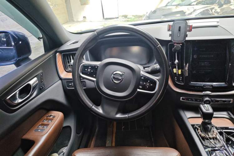 Used Volvo XC60 2021 T5 4x4 Smart Luxury Edition Steering Wheel