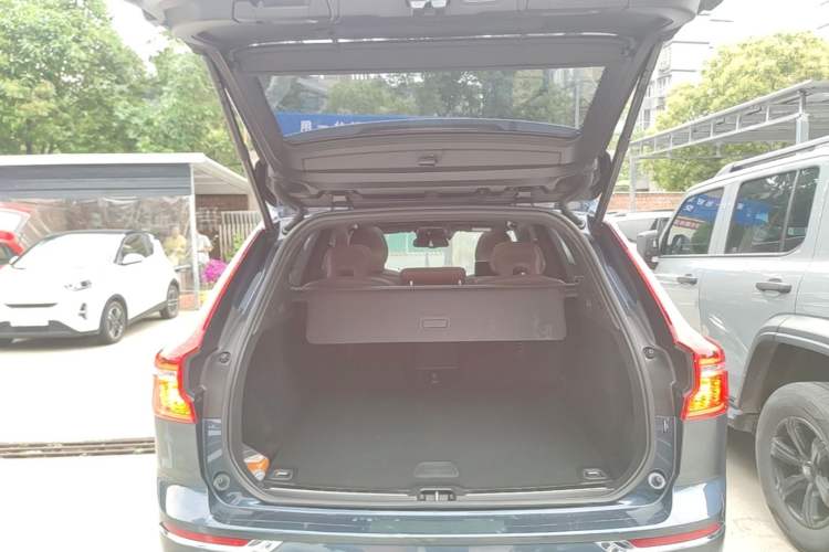 Used Volvo XC60 2021 T5 4x4 Smart Luxury Edition Trunk