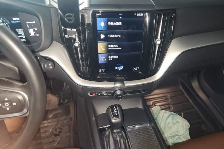 Used Volvo XC60 2021 T5 4x4 Smart Luxury Edition Audio And AC Panel