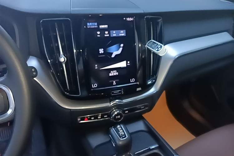 Used Volvo XC60 2021 T5 4x4 Smart Luxury Edition Audio And AC Panel