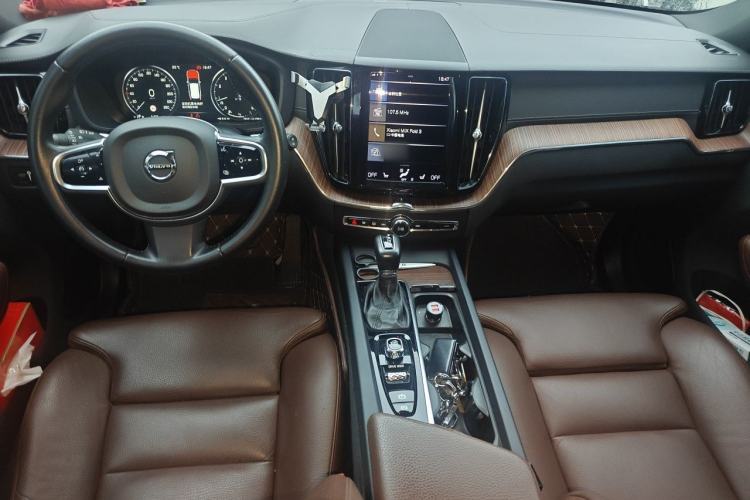 Used Volvo XC60 2021 T5 4x4 Smart Luxury Edition Center Console