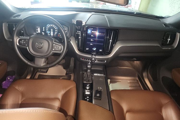 Used Volvo XC60 2021 T5 4x4 Smart Luxury Edition Center Console